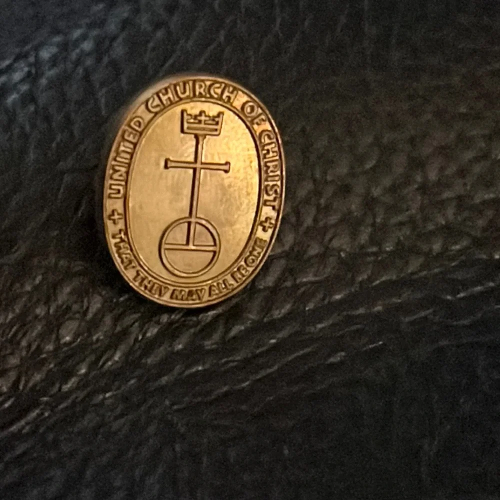 UNITED CHURCH OF CHRIST PIN VINTAGE - Picture 1 of 2